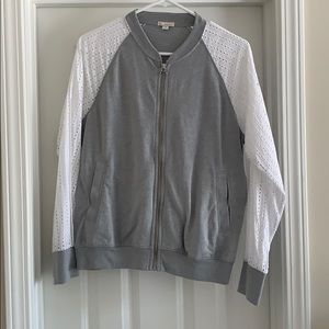 Bomber jacket with eyelet sleeves